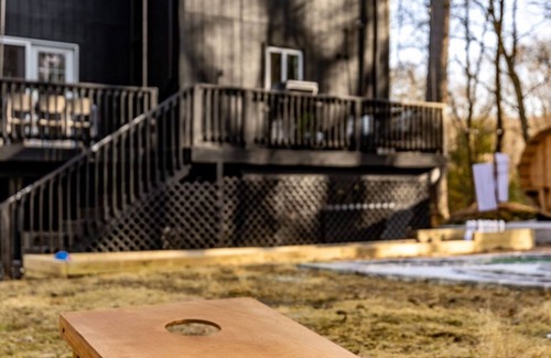 East Stroudsburg Cabin | Luxury 5-bedroom cabin with Mini Golf, Sauna & Hot Tub in East Stroudsburg