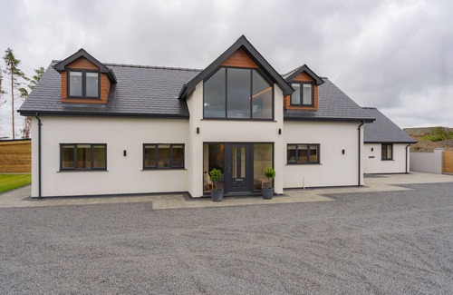 Glandyfi Cottage | Luxury 5-Bedroom Cottage With Hot Tub