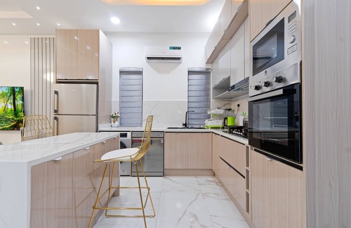 Ofin House | Luxury 5 Bedroom Duplex with indoor swimming pool and Gym
