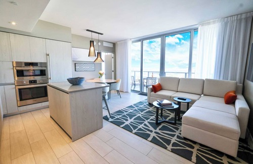 Hollywood South Central Beach Condo | Luxury 5-Bedroom Sky Retreat | Resort & Valet INCLUDED | Sleeps 14
