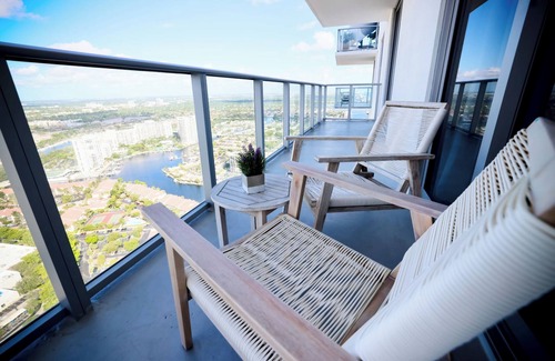 Hollywood South Central Beach Condo | Luxury 5-Bedroom Sky Retreat | Resort & Valet INCLUDED | Sleeps 14