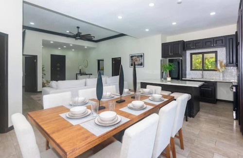 Antoneys Cay Villa | Luxury 5-bedroom villa in west end Roatan with pool