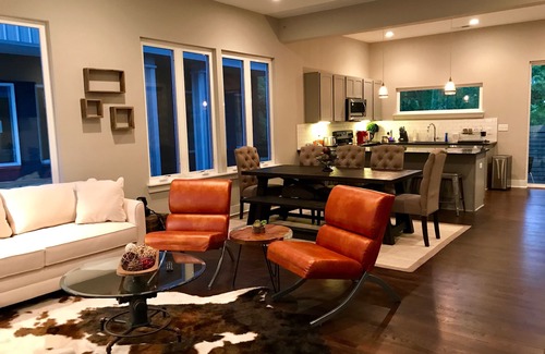 Chestnut Hill House | Luxury 5 Star Home with amazing rooftop .Only 1.3 mile from Broadway.