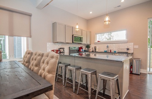 Chestnut Hill House | Luxury 5 Star Home with amazing rooftop .Only 1.3 mile from Broadway.
