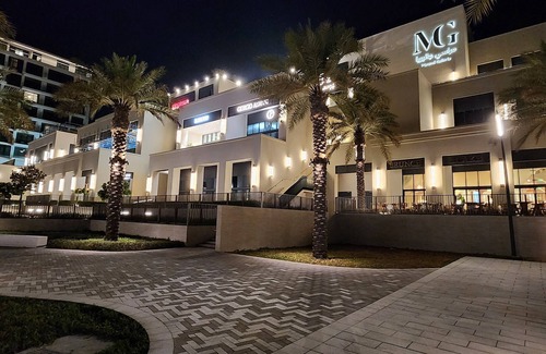 Muharraq Apartment | Luxury 5-Star Hotel Beachfront Resort.nWalking ditance to Marassi Galleria Mall.