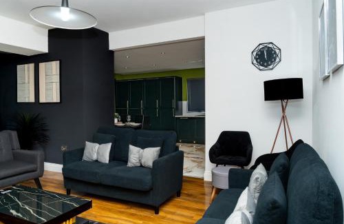 Liberton Villa | Luxury 5BD, Gym, Parking, Bus to Airport, Sleeps10