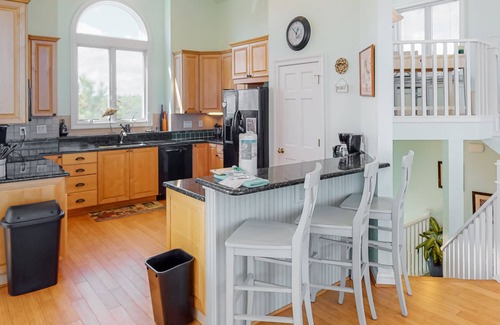Pine Island House | Luxury 5BR | Private Pool | Hot Tub | Deck