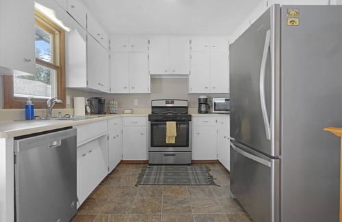 Waterloo House | Luxury 5BR w/Pool & Hot Tub near Theme/Water Park