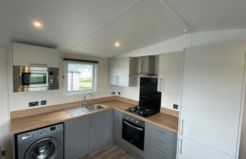 Grampound Cabin | Luxury 6 Bed Lodge with Hot tub