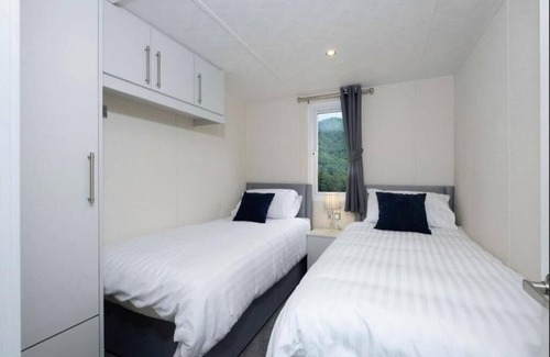 Grampound Cabin | Luxury 6 Bed Lodge with Hot tub
