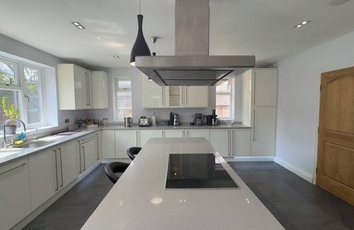 Northwood House | Luxury 6 bedroom, beautiful spacious holiday home close to Northwood & Moor Park
