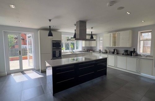 Northwood House | Luxury 6 bedroom, beautiful spacious holiday home close to Northwood & Moor Park