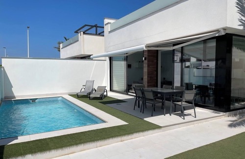 San Pedro del Pinatar Villa | Luxury 6-person villa with swimming pool, sunroof near the beach and golf courses