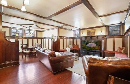 East Isles House | Luxury 6600 sq.ft Stunning Home/Sleeps 10+