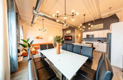Near South Side Apartment | Luxury 6BR Loft Suite Perfect for 12 Guests with Skyline Views, Optional Parking and Gym Access Near McCormick Place and Soldier Field