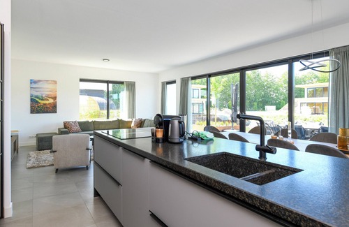 Biddinghuizen House | Luxury 8-person villa on the water with hot tub, private jetty, spacious terrace and 4 bedrooms. Located at Villa Resort Harderwold, near Harderwijk and the Veluwemeer!