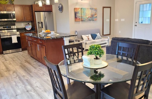 Keaau House | Luxury 800 ft" 1 bedroom Suite, Full Large Kitchen, King size bed, Free Laundry
