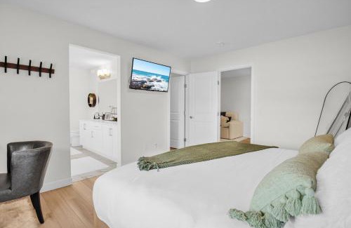 West Edmonton Villa | Luxury AC Sleeps 7