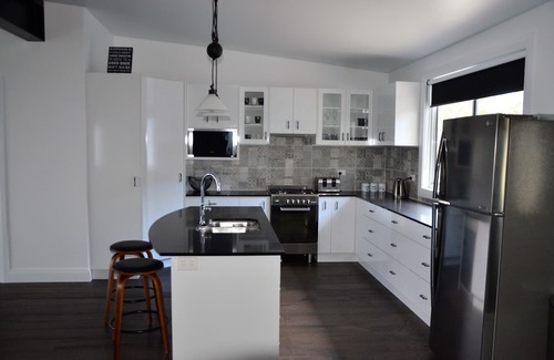 Hazelgrove House | Luxury accommodation - King size beds - stunning views - 5mins to Oberon
