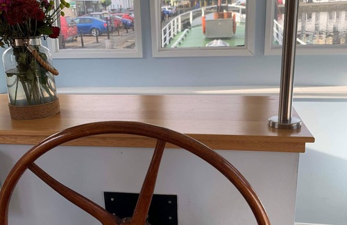 Tarbert Boat Rental | Luxury accommodation on the Quayside in centre of Tarbert