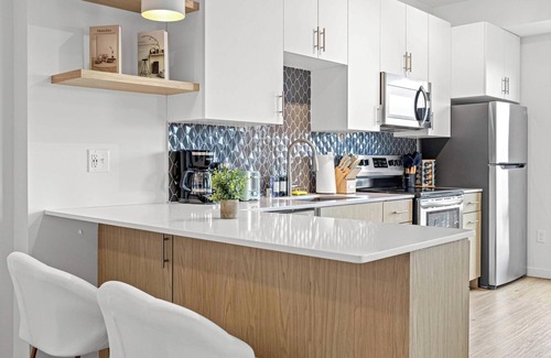 Uptown Apartment | Luxury and Modern 2BD/2BA condo in Trendy Uptown w Free WiFi, Gym, Patio & View!
