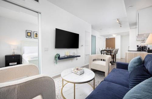 Garden District Apartment | Luxury and Spacious Suite Steps To Eaton Center