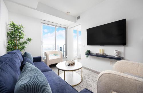 Garden District Apartment | Luxury and Spacious Suite Steps To Eaton Center