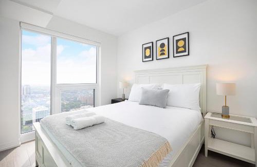 Garden District Apartment | Luxury and Spacious Suite Steps To Eaton Center