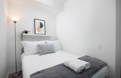 Garden District Apartment | Luxury and Spacious Suite Steps To Eaton Center