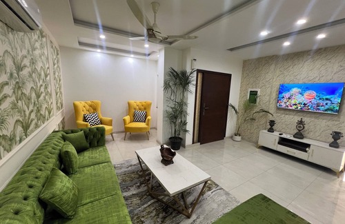 Lahore Apartment | Luxury Apartment,Central Lahore,Free Parking, free wifi, near all Attractions.