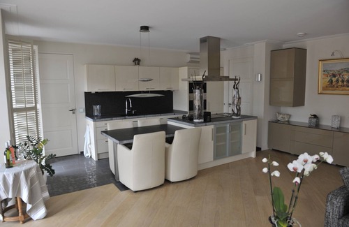 Volendam Apartment | Luxury apartment in the heart of the center of Volendam 30 meters from the harbor.