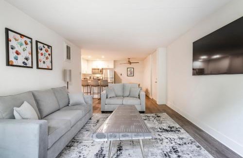 Norma Triangle Apartment | Luxury Apartment WeHo Boys Town med