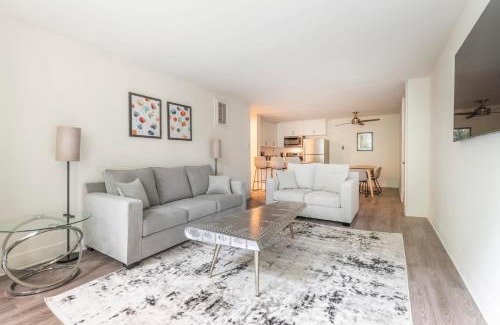 Norma Triangle Apartment | Luxury Apartment WeHo Boys Town med
