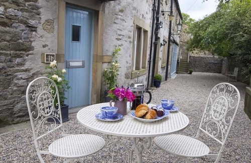 Giggleswick Apartment | Luxury Apartment with Garden View at Linton Court Coach House