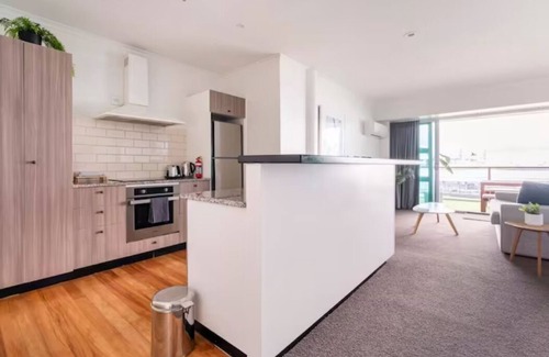 Auckland Central Business District Apartment | Luxury Apartment With Stunning Harbour & City View