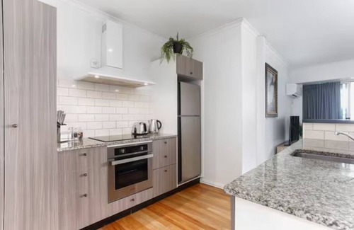 Auckland Central Business District Apartment | Luxury Apartment With Stunning Harbour & City View