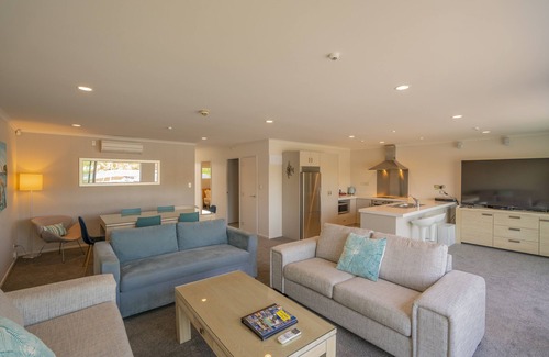 Whitianga Apartment | Luxury Apartment with stunning Marina views