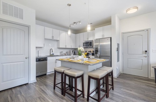 Dixie - Berryhill Apartment | Luxury Apt| King & Queen Beds|9mins to CLT| Near Top Golf, Shops, & Restaurants