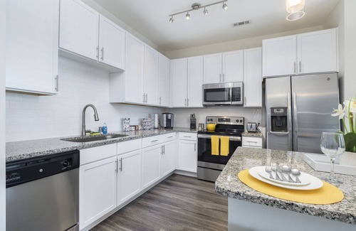 Dixie - Berryhill Apartment | Luxury Apt| King & Queen Beds|9mins to CLT| Near Top Golf, Shops, & Restaurants