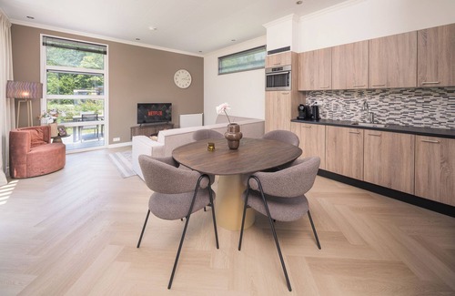 Lieren House | Luxury Batenburgh Deluxe with hot tub. Enjoy a hot tub, atmospheric outdoor space, and a lounge area with an outdoor fireplace.