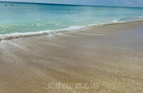 Emerald Isle House | Luxury Beach Condo 5 Min Walk To Beach & Shops!