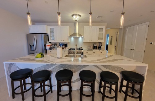 Hart Bay Villa | Luxury Beach Villa-Jacuzzi, Kayaks, SUPs, Snorkel Gear, No Stairs, Close to Town