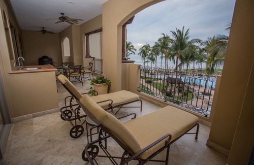 Flamingos Condo | Luxury Beachfront Villa – Summer & Fall Specials, Ocean Views, Pool & More!