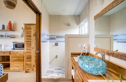 Placencia Resort | Luxury Beachfront Studio with Swim up Pool Bar