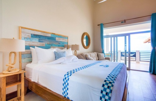 Placencia Resort | Luxury Beachfront Studio with Swim up Pool Bar