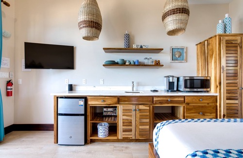 Placencia Resort | Luxury Beachfront Studio with swim up pool bar