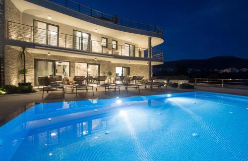 Kastel Stafilic Villa | Luxury Beachfront Villa Sea Queen - Kastela
