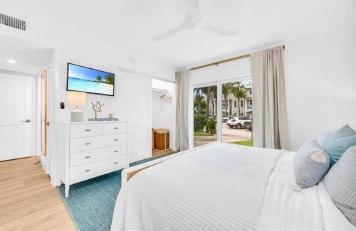 Juno Beach Apartment | Luxury Beachside Condo 1 Steps to the Beach