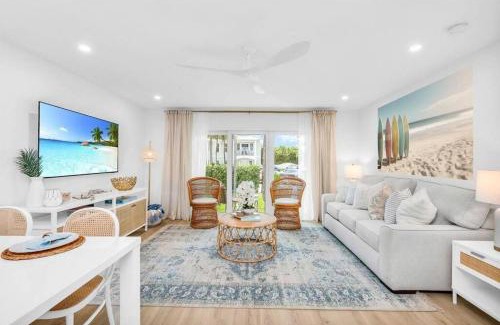 Juno Beach Apartment | Luxury Beachside Condo 1 Steps to the Beach