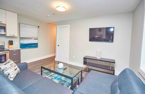 Niagara Falls Apartment | Luxury Boutique Condo - 4B -SALE: NO CLEANING FEE!